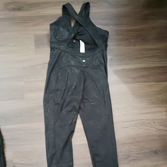 Fabletics Twist Front Oasis 7/8 DESIGNER Onesie Black Foil Snake SZ Large RARE - Picture 9 of 10